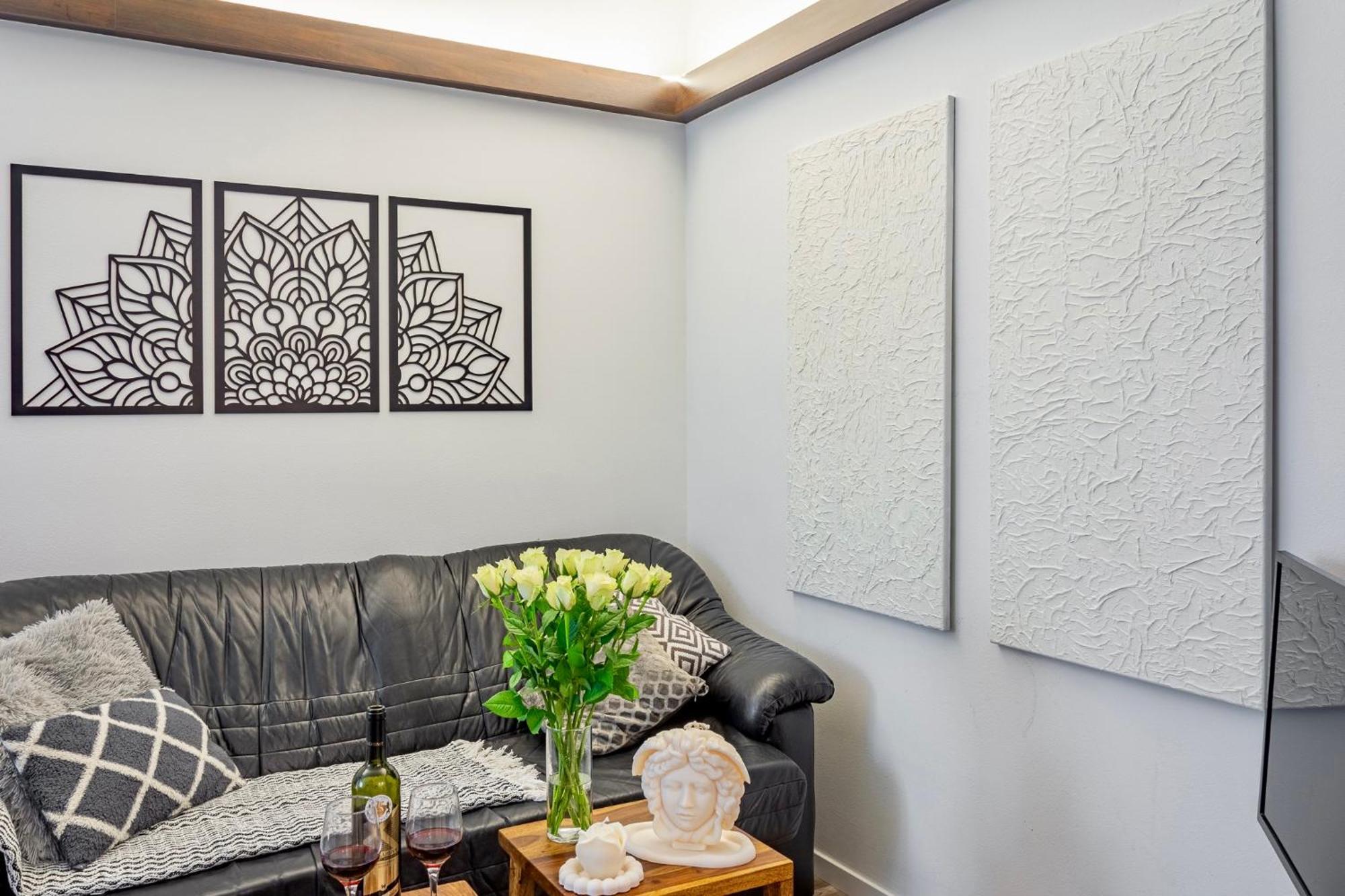 Natural-Style Apartment In The Centre Of บราติสลาวา ภายนอก รูปภาพ